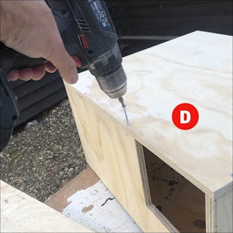 Pindsvinehus byg selv: Bunden monteres Pindsvinehus byg selv: Montér bunden.